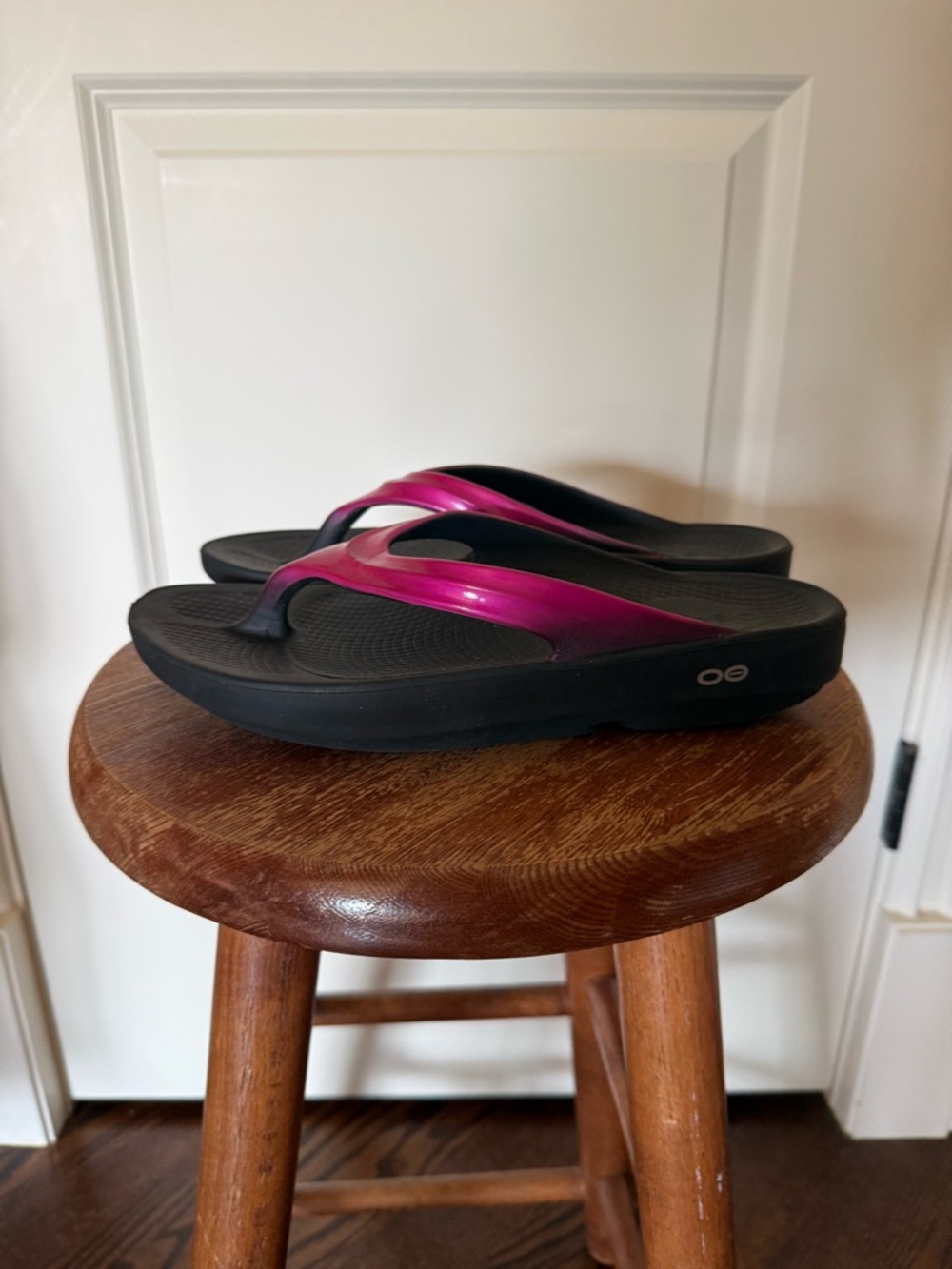 OOFOS Women's Black Flip Flop Sandals with Pink Straps - Picture 2 of 2
